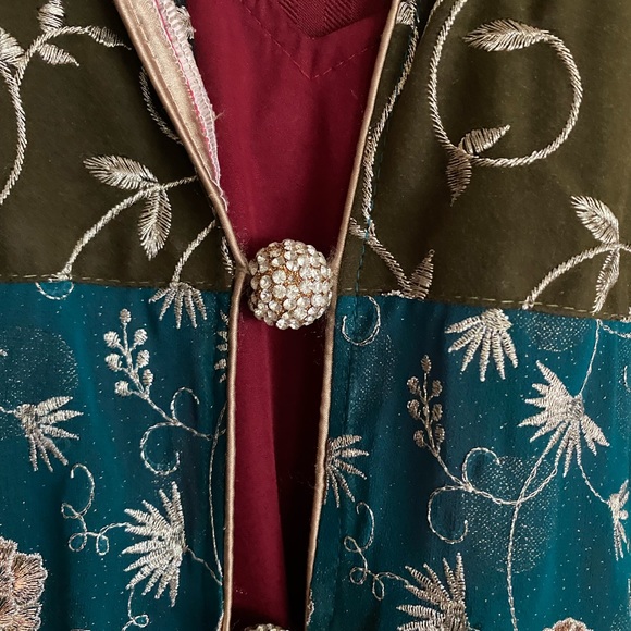 Women’s 4 piece fancy shalwar kameez fully embroidered - Picture 5 of 10